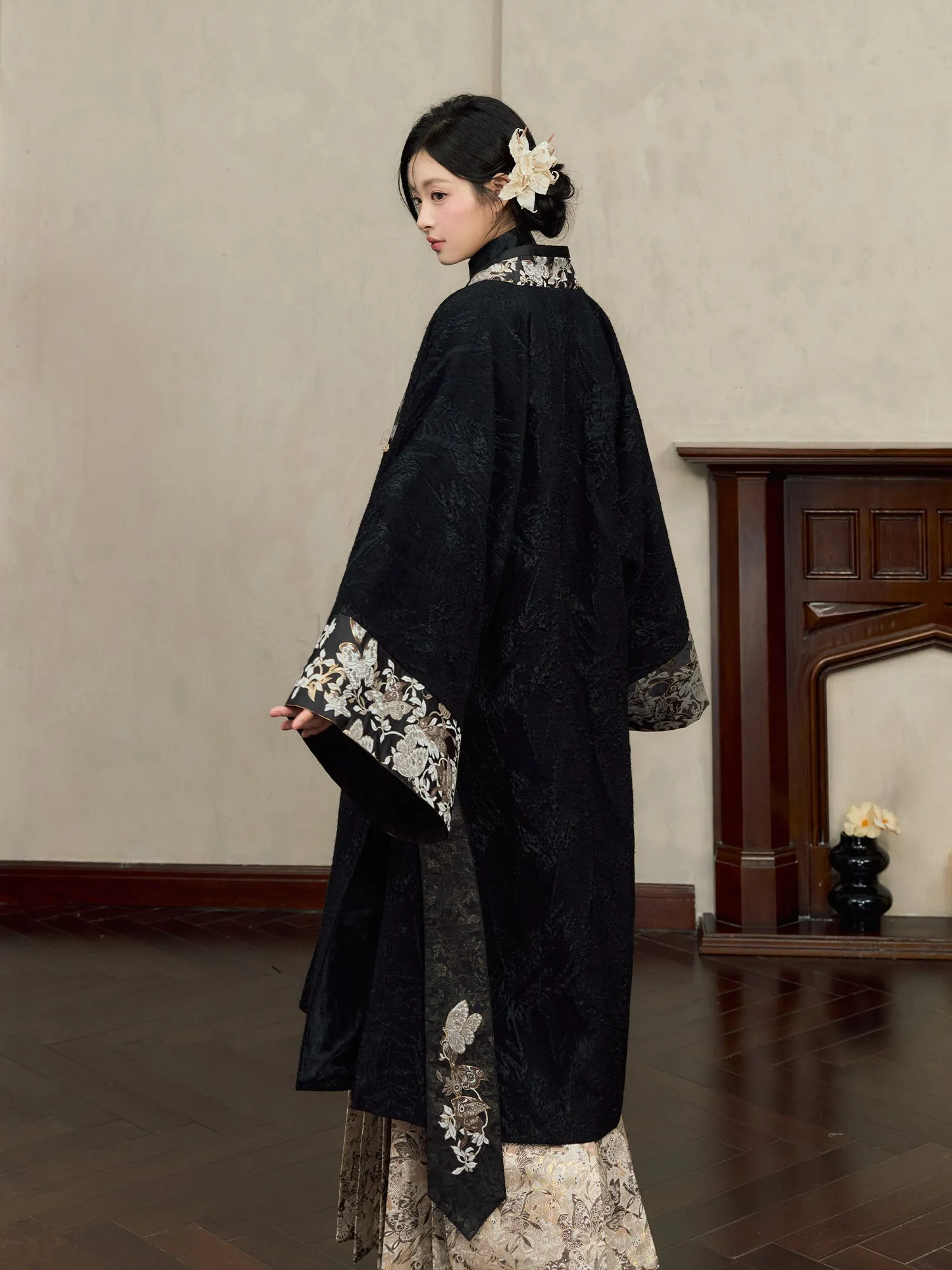 Butterfly Seeking Wind 蝶寻风序 Modernized Ming Duijin Pi Ao Coat & Mamian Skirt Set