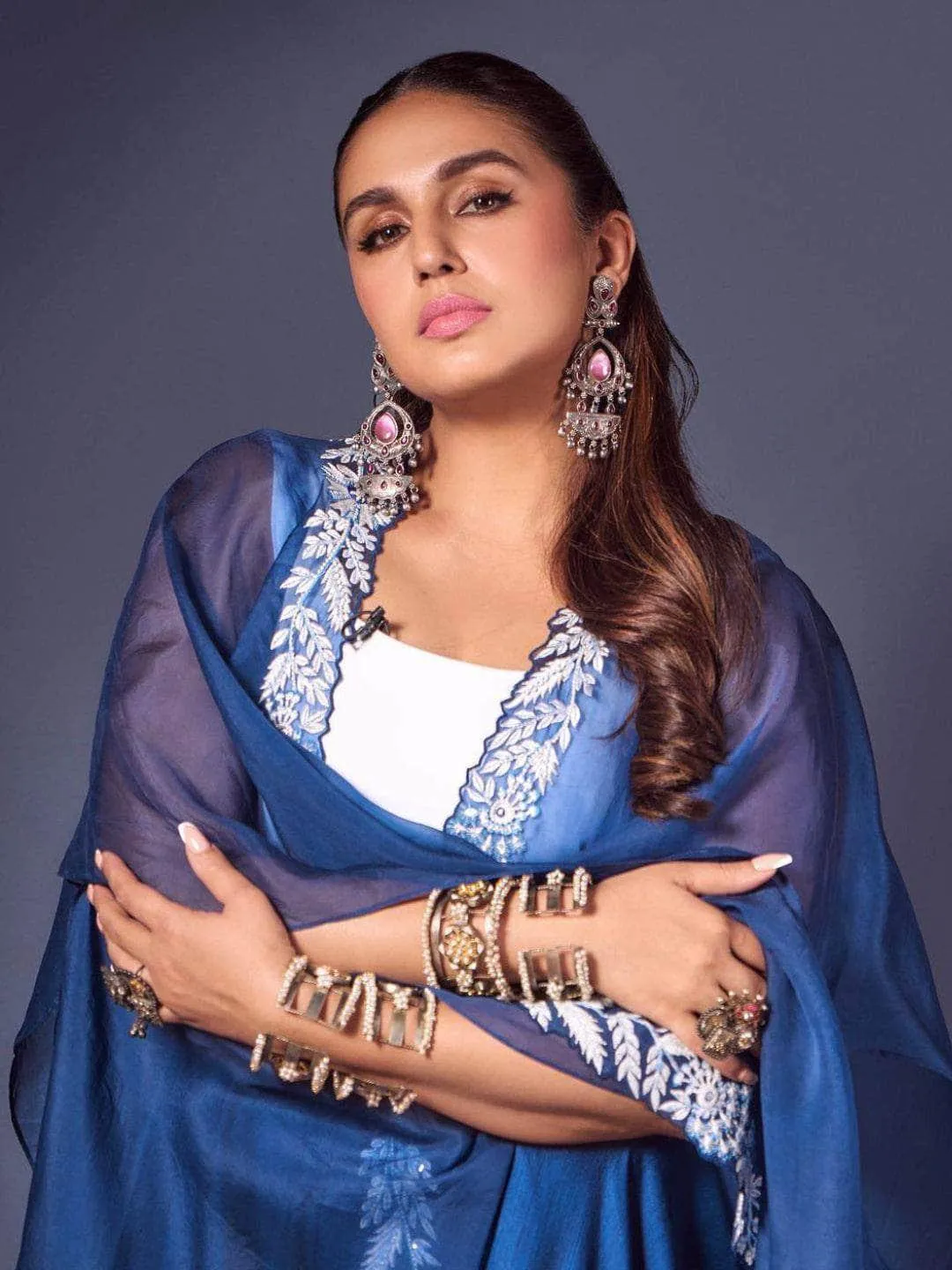 Huma Qureshi In Kundan And Pearl Studded Oxidized Bracelet