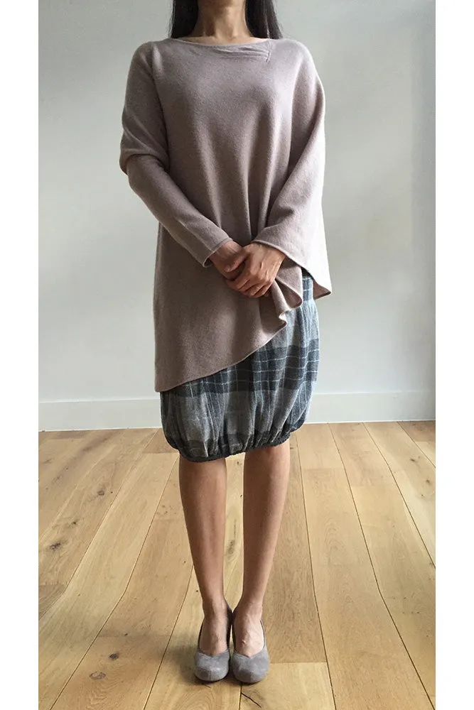 One sleeve Cashmere poncho in Nude